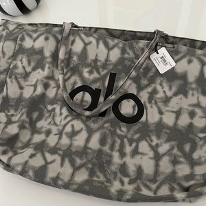 NWT Alo Yoga oversized Tie Dye Shopper